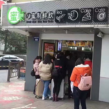 农村小夫妻开蜜菓奶茶店月入过万，比在外打工强