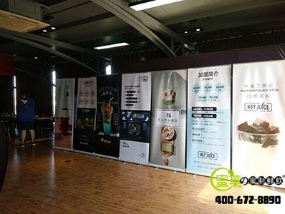 蜜菓加盟商与经理交谈中