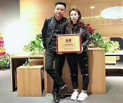 周先生夫妇签约宁波区域蜜菓加盟店