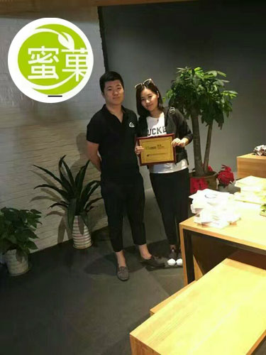 恭喜赵先生和陈小姐成功签约北京蜜菓加盟店